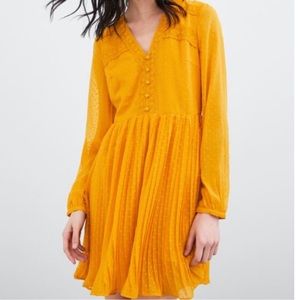 ZARA MUSTARD SWISS DOT DRESS
7521/108 size Medium